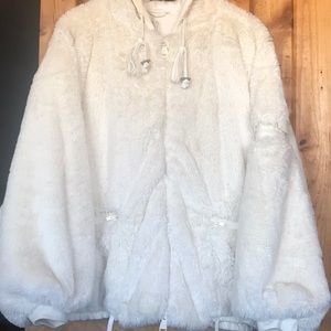 Free People faux fur hooded jacket💕